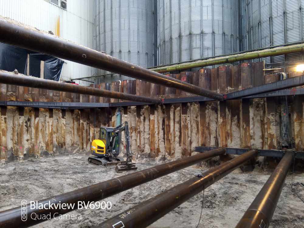 Schweißarbeiten durch HG Baumaschinen in einer großen Baugrube